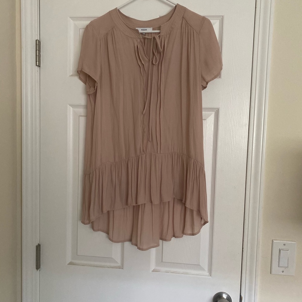 Ro & De Gently used cream ruffled hem top.